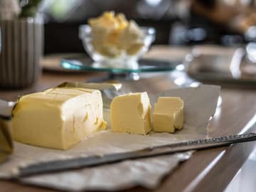 Butter als Ersatz für Speiseöl Butter auf Küchentisch