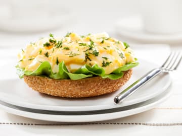 Eiersalat auf Sesambrötchen Eiersalat auf Sesambrötchen
