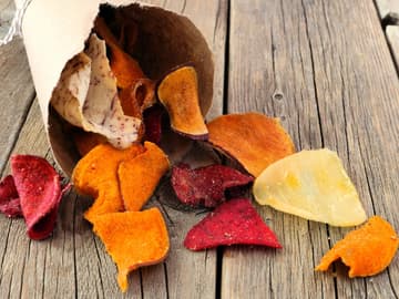 Tüte mit Gemüsechips Tüte mit Gemüsechips