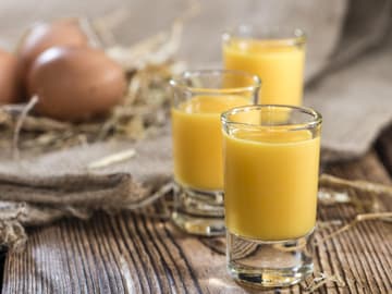 Gläser mit Eierlikör Gläser mit Eierlikör