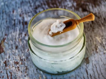 Kokosfett zum Braten Glas Kokosfett mit Holzlöffel
