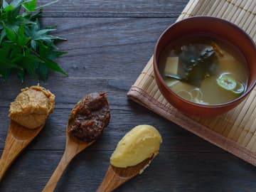 Miso-Paste für Suppe verschieden Miso-Pasten auf Holzlöffeln