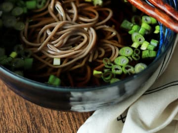 Soba sind aus Buchweizenmehl gemacht Soba-Nudeln in Brühe