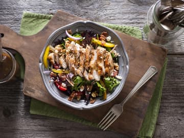 Proteinreiches Abendessen Gegrilltes Hühnchen mit frischem Gemüse