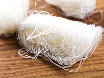 Glasnudeln liefern wichtige Nährstoffe Glasnudeln ungekocht auf Tisch