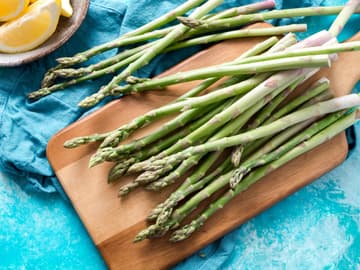 Grüner Spargel ist gesund Grüner Spargel auf Holzbrett