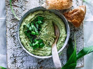 Bärlauch-Hummus mit Fladenbrot Bärlauch-Hummus mit Fladenbrot