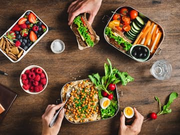 Lunchboxen mit gesundem Essen Lunchboxen mit gesundem Essen