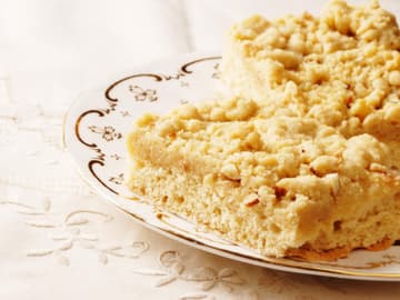 Streuselkuchen lieber meiden buttriger, frischer Streuselkuchen auf Teller
