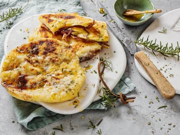 Ziegenkäse-Fladen mit Zuckerrübensirup Zwei Fladen mit Ziegenkäse und Rosmarin