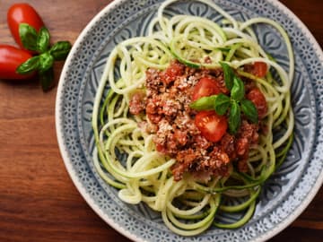 Nudeln aus Zucchini werden "Zoodles" genannt Zucchini-Nudeln mit veganer Bolognese