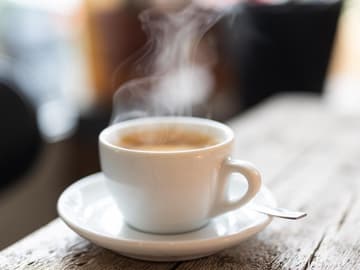 Eine Tasse mit heißem Kaffee Eine Tasse mit heißem Kaffee