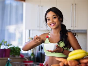 Frau ernährt sich gesund Frau gesunde Ernährung