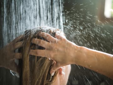 Frau wäscht sich die Haare Frau wäscht sich die Haare