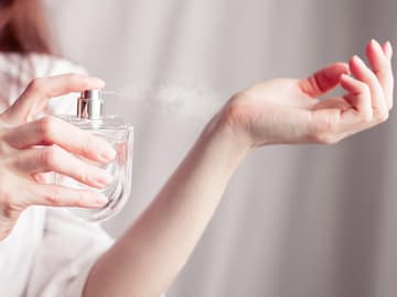 Bei den Molekül-Parfums wird nur ein einziges Duft-Molekül verwendet. Parfüm wird auf Handgelenk gesprüht