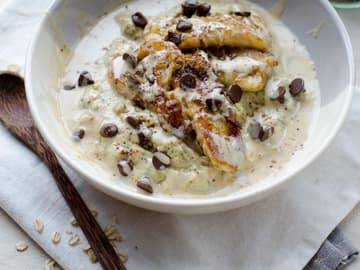 Haferbrei ist gesund Schüssel mit Haferbrei und Schokodrops