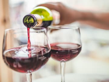 Zwei Gläser mit Rotwein Zwei Gläser mit Rotwein
