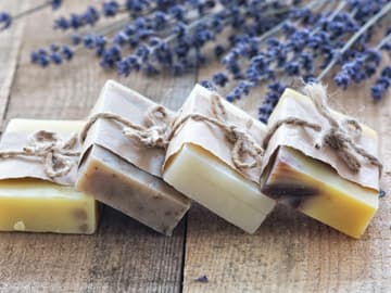 feste Seife ist nachhaltig und hygienisch Handgemachte, feste Seife auf Holztisch