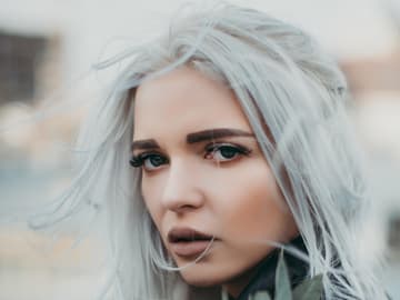 junges Mädchen mit grauen Haaren junges Mädchen mit grauen Haaren