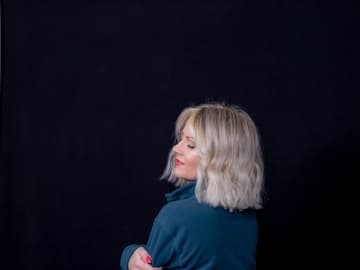 Longbobs sind voll im Trend Frau mit Longbob vor schwarzem Hintergrund