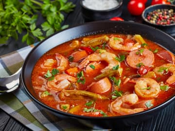 Klassisches Südstaaten-Gumbo mit Okra Gumbo mit Okra, Shrimps und Wurst