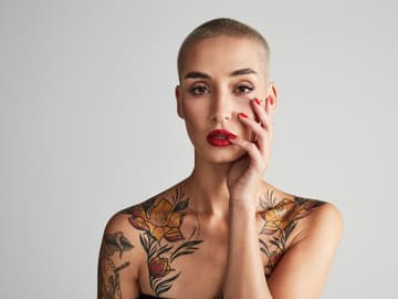 Frau mit Buzz Cut Frau mit Buzz Cut