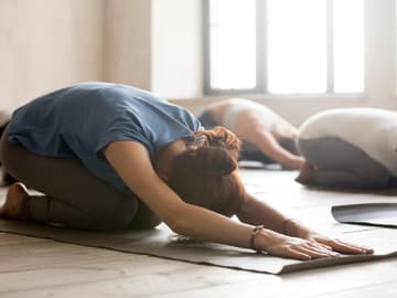 Übungen für den Rücken entlasten Ischias Frauen machen Yoga-Übungen