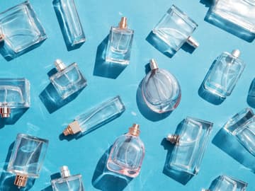 Molekül-Pardums klare, reine Parfums in Flakons auf blauem Untergrund