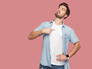 Wie gefährlich sind Narzissten? selbstverliebter Mann
