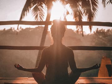 Yoga bei Hitze zur Abkühlung Frau in Yogapose im Sommer