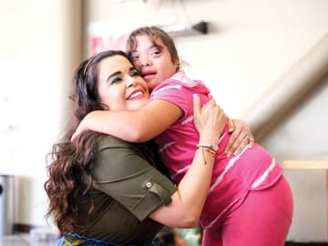 Mutter und Kind mit Down-Syndrom Mutter und Kind mit Down-Syndrom