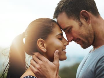 Echte Liebe lernen – wie geht das? verliebtes Paar Stirn an Stirn