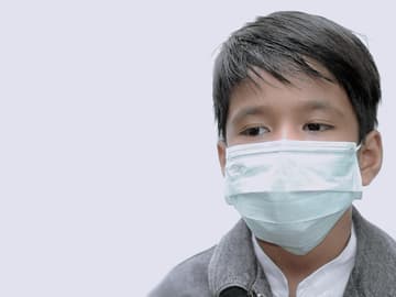 Kind mit Maske Kind mit Maske