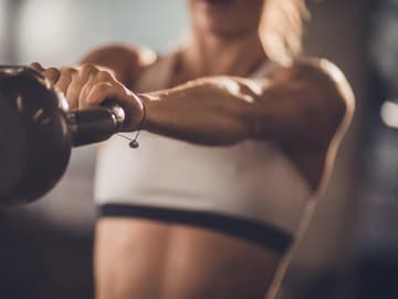 Kettlebell Übungen für den ganzen Körper Nahaufnahme Kettlebell Swing