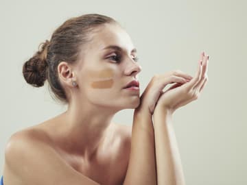 BB-Creams pflegen und kaschieren Frau mit Foundation und BB-Cream