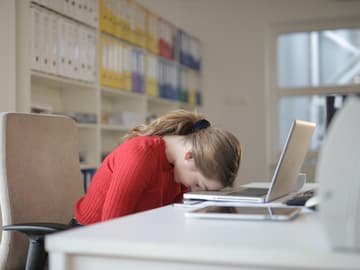 Frau ist müde vor dem PC Frau ist müde vor dem PC