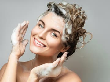 Frau wäscht Haare Frau wäscht Haare