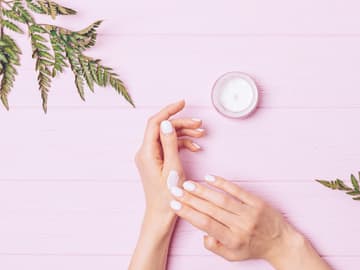 Handcreme ohne Paraffine Topansicht von Frauenhänden mit Handcreme