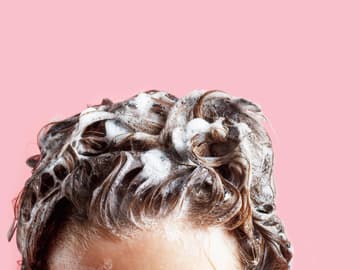 Kopfhautpeeling befreit die Poren Haarpflege mit Shampoo und Kopfhautpeeling