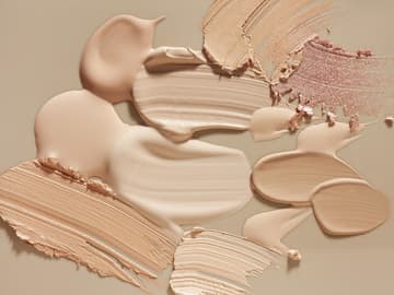 verschmiertes Make-up auf einer Platte verschmiertes Make-up auf einer Platte