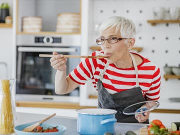 Ältere Frau kocht Ältere Frau kocht