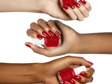 Nagellack lässt Nägel strahlen Frauenhände halten Nagellackflaschen