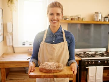 Frau mit selbst gebackenem Brot Frau mit selbst gebackenem Brot
