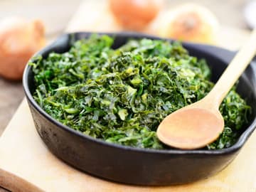 Grünkohl ist ein Wintergemüse und ein echter Vitamin-Booster Grünkohl ist ein Wintergemüse und ein echter Vitamin-Booster