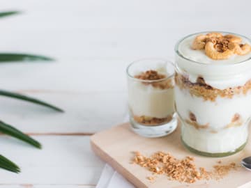 Top-Start in den Tag: Joghurt-Müsli mit Cashew-Topping Top-Start in den Tag: Joghurt-Müsli mit Cashew-Topping