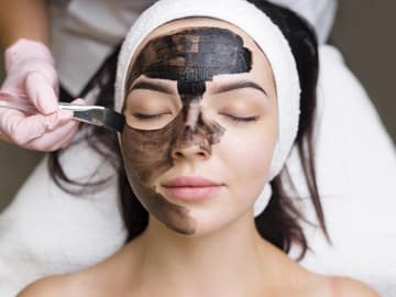 Frau mit Aktivkohlemaske Frau mit Aktivkohlemaske