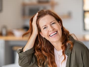 Ältere Frau mit schönen, langen Haaren Ältere Frau mit schönen, langen Haaren