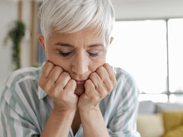 Hohe Cortisolwerte können Depression begünstigen Ältere Frau mit depressiver Stimmung