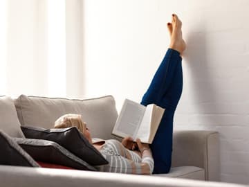 Frau liegt auf Sofa Frau liegt auf Sofa
