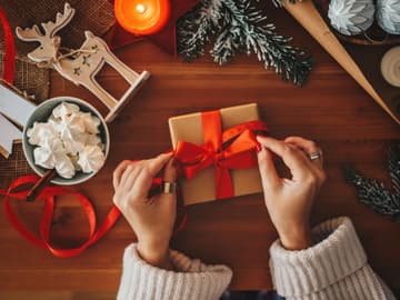 Frau verpackt Geschenk Frau verpackt Geschenk